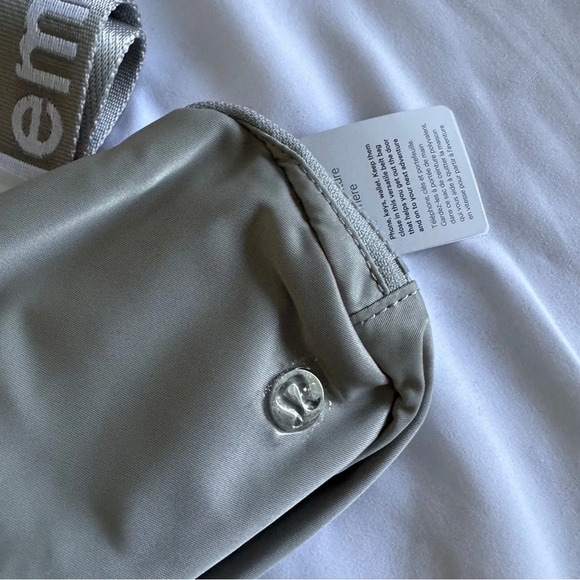 🆕🤍 Lululemon Everywhere Belt Bag - Silver Drop White Wordmark - Picture 3 of 7